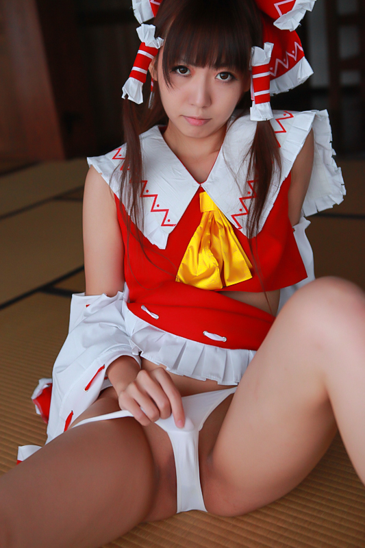 [Cosplay] Reimu Hakurei with dildo and toys - Touhou Project Cosplay